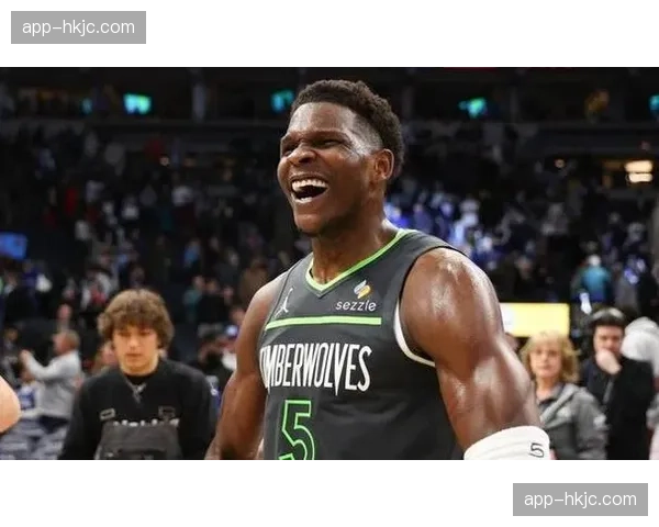 爱德华兹抢断完成隔人暴扣，森林狼打出一波10-0转换进攻